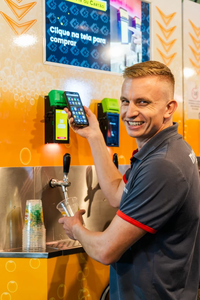 Homem se servindo no autosserviço de chopp